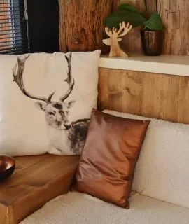Détail de matières, coussins et objets dans un intérieur chaleureux